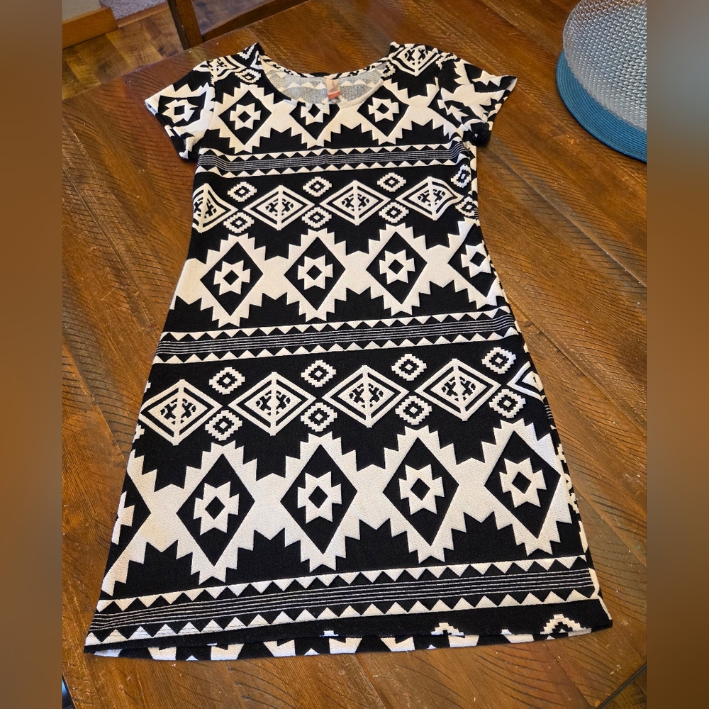 🎈2/$15 Black and White Geometric Pattern Dress- Juniors Large (11-13)
